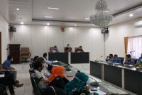Kejari Barut, Iwan Catur karyawan saat memberikan paparan.