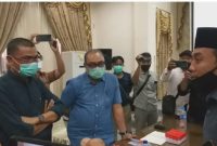Wakil Ketua DPRD Barito Utara saat menjelaskan maksud tujuan RDP, ketika managmen PT BEK menolak tanda tangan kesimpulan rapat.