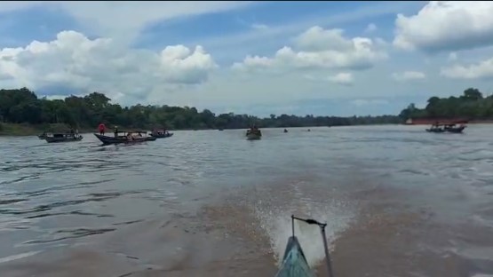 Warga saat melakukan pencarain korban tenggelam.