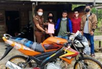 Tim Kejaksan Barito Utara saat mengembalikan barang bukti kepada pemiliknya. Foto.IST
