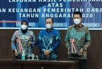 Bupati Barito Utara Nadalsyah dan ketua DPRD, Hj Merry Rukaini, saat menerima penghargan dari BPK RI perwakilan Provinsi Kalimantan Tengah.foto. Humas Pemkab Barut.