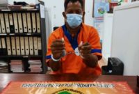 Pelaku saat diamankan beserta barang bukti di Mapolres Barut.