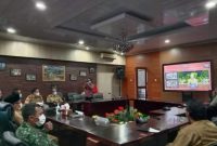 Wabup Mura Rejikinoor S.Sos saat mengikuti Rakor pengarahan Presiden Republik Indonesia, Senin (17/5/2021) di aula gedung A kantor Bupati setempat