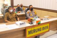 Bupati Mura Perdie M Yoseph bersama Kapolres Mura AKBP I Gede Putu Widyana saat vicon bersama Kapolda Kalteng Irjen Pol Dedi Prasetyo