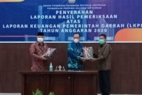 Wakil Bupati Mura Rejikinoor S.Sos dan Ketua DPRD Mura Doni menerima hasil LHP atas LKPD tahun anggaran 2020 dari Kepala BPK RI Perwakilan Provinsi Kalteng Ade Iwan Ruswana
