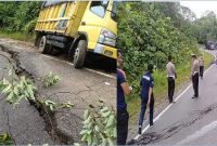 Jalan Nasional Muara Teweh-Puruk Cahu yang mengalami retak.