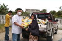 Taufik Nugraha saat membagikan beras di Kelurahan jambu.