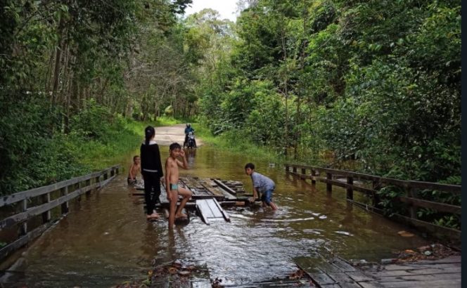 Ada sebanyak 11 titik jalan dan jembatn penghubung antar desa di Kecamatan Lahei Barat terendam banjir.