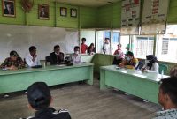 Foto : Tim Pansus DPRD Barsel saat berkoordinasi dengan ketua BPD dn Tokoh masyarakat Desa Tarusan.