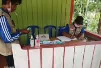 Posko Satgas Desa Kamawen yang terus berjaga terhadap warga yang kelaur masuk desa.
