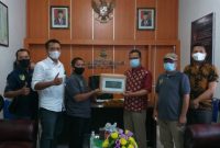 Foto. Kajari barut Iwan Catur K, saat menyerahkan simbolis bingkisan paket lebaran ke Ketua PWI Barut.