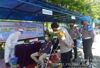 Kapolres Bartim AKBP Afandi Eka Putra SH, SIK. M. Pict bersama Kasat Lantas AKP. H. Sugeng SE, MM dan pemohon sim yang mendapat Rapid test Antigen Gratis.