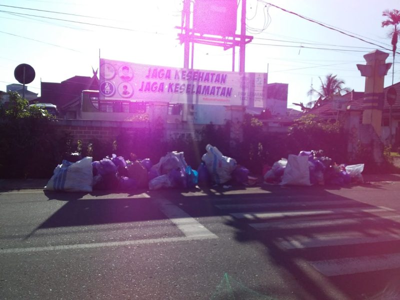 Foto : Depan Terminal Buntok yang dipenuhi dengan sampah.