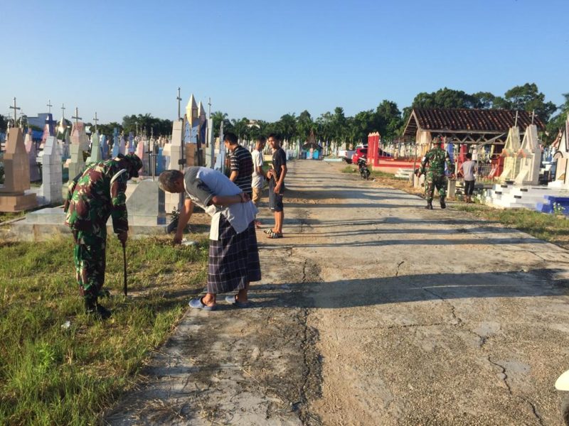 Subdenpom Buntok saat melakukan kerja bakit dan gotong royong bersama warga masyarakat Buntok.