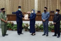 Ketua DPRD Barut Hj Merry Rukaini saat menyerahkan surt kepuptusan dan rekomendasi tekrait LKPJ pertanggungjawaban Bupati tahun 2020.