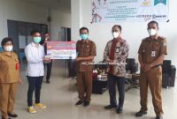 Bupati Mura Perdie M Yoseph menyerahkan bantuan pendidikan