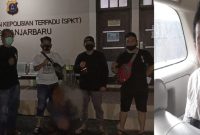 Foto pelaku penggelapan motor di ampah saat di bekuk petugas. Inzet AD yang juga ikut diamankan.