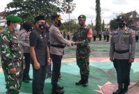 Sekda Mura Hermon dalam apel gelar pasukan pergeseran personel pengamanan Pilkades serentak