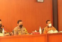 Sekda Hermon bersama Kapolres Mura AKBP I Gede Putu Widyana dan Dandim 1013/Mtw Letkol Kav Rinaldi Irawan dalam Rakor antara sektor swasta dan dinas instansi  lingkup Pemkab Mura dalam rangka antisipasi penambahan terkonfirmasi positif Covid-19 di wilayah ini