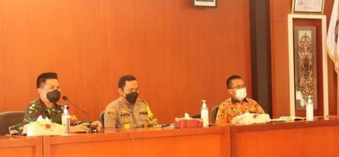 Sekda Hermon bersama Kapolres Mura AKBP I Gede Putu Widyana dan Dandim 1013/Mtw Letkol Kav Rinaldi Irawan dalam Rakor antara sektor swasta dan dinas instansi  lingkup Pemkab Mura dalam rangka antisipasi penambahan terkonfirmasi positif Covid-19 di wilayah ini