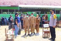 Wabup Mura Rejikinoor dan rombongan saat memantau kesiapan TPS Pilkada serentak di TPS desa Mangkahui, Kecamatan Murung, Selasa (8/06/2021).