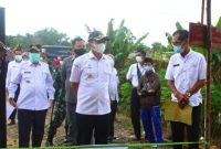 Bupati Mura Drs Perdie M Yoseph saat meninjau pelaksanaan Pilkades di Desa Bahitom