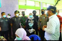 Bupati Mura Perdie M Yoseph saat bersama Gubernur Kalteng Sugianto Sabran meninjau pelaksanaan vaksin massal.