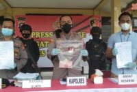 Kapolres Mura AKBP I Gede Putu Widyana memperlihatkan BB kasus Tipikor, Selasa (15/6/2021).