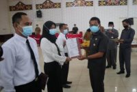 Bupati Mura Perdie M Yoseph menyerahkan SK kepada perwakilan CPNS