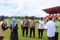 Bupati Mura Perdie M Yoseph bersama Kapolres Mura AKBP I Gede Putu Widyana menyambut kedatangan vaksin di Stadion Willy M Yosep kota Puruk Cahu