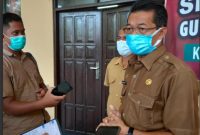 Bupati Mura Perdie M Yoseph memberikan keterangan pers kepada wartawan