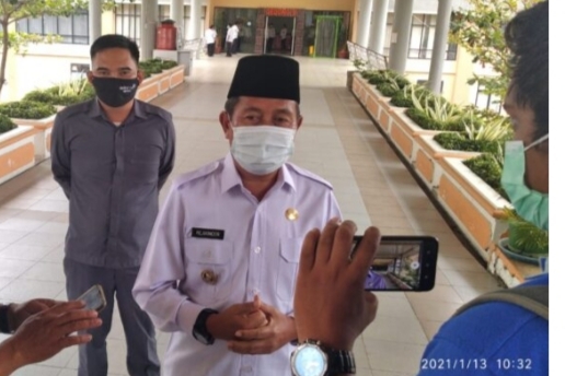 Wabup Mura Rejikinoor memberikan keterangan press