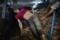 Polisi melakukan olah TKP penemuan Jasad pria di dalam bangunan sarang burung walet di jalan Akhmad Yani Puruk Cahu
