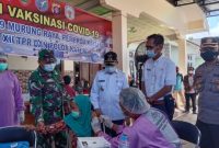 Wabup Mura Rejikinoor S.Sos didampingi Camat Murung Fitrianul Fahriman memantau pelaksanaan vaksinasi di desa Bahitom.