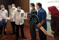 Bupati Mura Drs Perdie M Yoseph MA menerima penghargaan dari Perpustakaan Nasional Republik Indonesia