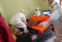 korban LW saat dievakuasi dari kamarnya