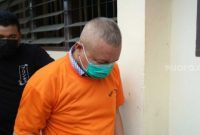 Sekda Nias Utara saat digiring ke tahanan Satres Narkoba Polrestabes Medan setelah paparan [Suara.com)