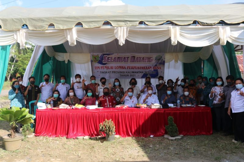 Foto bersama Kepala Dinas Perpustakaan dan Kearsipan Kabupaten Barito Timur Drs. Frindiano Leloni usai kegiatan.