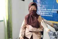 Salah seorang guru SLBN 1 Muara Teweh, saat mengikuti vaksinasi di Puskesmas Lanjas.