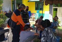 BPBD Bartim saat turut serta memberikan pelayanan pada lansia yang ikuti vaksinasi.