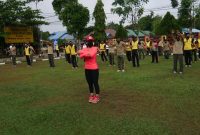 TNI-Polri bartim lakukan senam bersama dihalaman mako Polres Bartim.