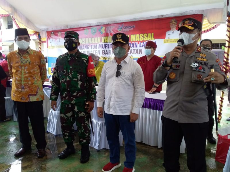 Foto : Gubernur Kalteng H. Sugianto Sabran (baju putih) bersama Kapolda Kalteng Irjen Pol Dedi Prasetyo (kanan),dan Danrem 102/Panju Panjung Brigjen TNI Purwo Sudaryanto (kiri) didampingi Wakil Ketua I DPRD Barsel H. Moh Yusuf Kalem (batik kuning) saat meninjau pelaksanaan vaksinasi massal.