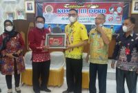 Foto : Drs. Duwel Rawing (kiri) saat menerima cendra mata dari Sekda Barsel Eddy Purwanto (kanan)