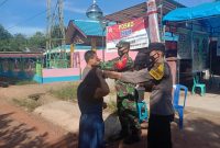 Bhabinkamtibmas Desa Maragut Bripka Jaya Saputra bersama Bahbinsa Serda Abdul Chamid Laksanakan Giat PPKM desa Maragut.