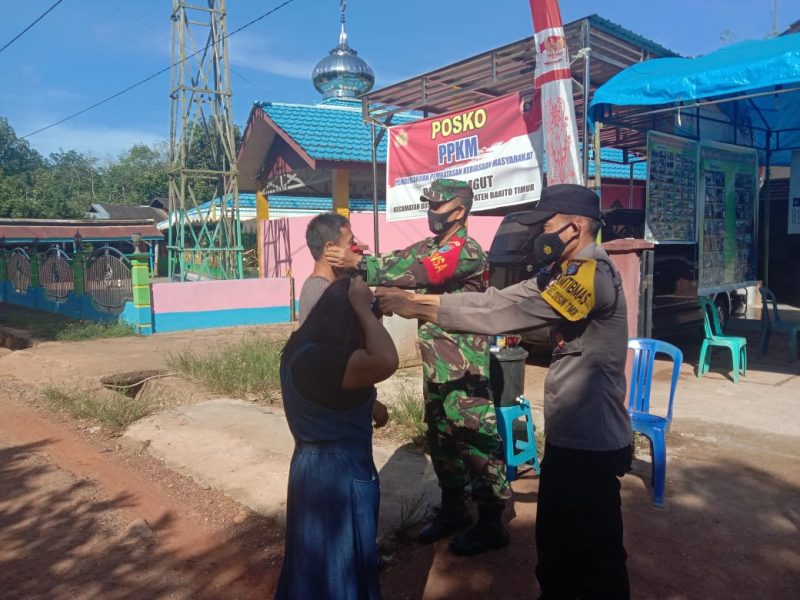 Bhabinkamtibmas Desa Maragut Bripka Jaya Saputra bersama Bahbinsa Serda Abdul Chamid Laksanakan Giat PPKM desa Maragut.