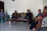 Foto : Ketua Komisi I DPRD Barsel, H. Raden Sudarto (kanan) saat monitoring dengan Kepala Desa Danau Ganting Gapilon (pakai baju koko).