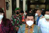 Bupati Bartim Ampera A.Y Mebas Saat Di Wawancara di PN Tamiang Layang.