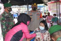 Kapolres Bartim Akbp Afandi Eka Putra ,SH,Sik,M.Pict saat pantau kegiatan vaksinasi massal kedua di halaman Mapolres Bartim.