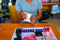 Foto : tersangka RH (41) beserta dengan barang bukti.