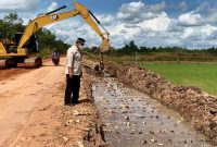 Kadis PUPR Kalteng Shalahuddin saat melihat melihat langsung perbaiakan dan pelebaran Jalan Simpang Tahai - Belanti Siam, di Kabupaten Pulang Pisau.